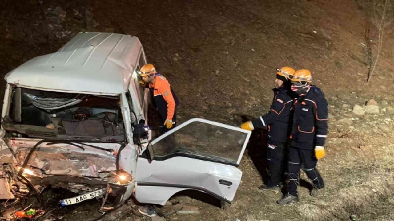 Şarampole devrilen minibüste 1 kişi öldü, 2 kişi ağır yaralandı