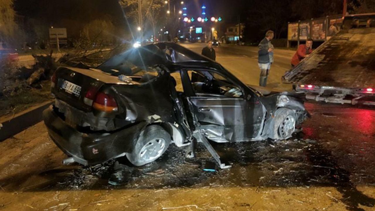 Eskişehir'de hurdaya dönen araçtaki 2 kişi yaralandı