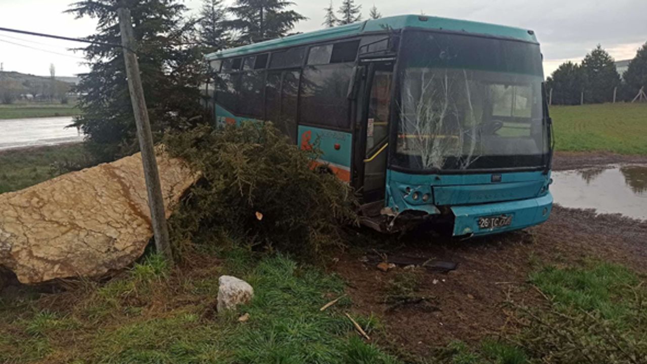 Yağmur nedeniyle kontrolden çıkan halk otobüsü ağaçlara çarptı: 3’ü çocuk 4 yaralı