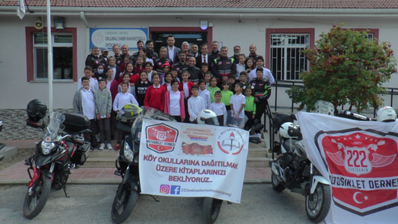 Motosikletlerle köy okuluna bin 222 kitap bağışlandı