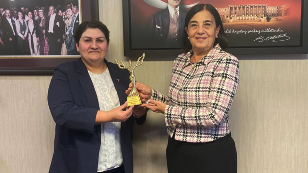 Süllü'ye Türk Dünyası'ndan "Altın Kadın" ödülü