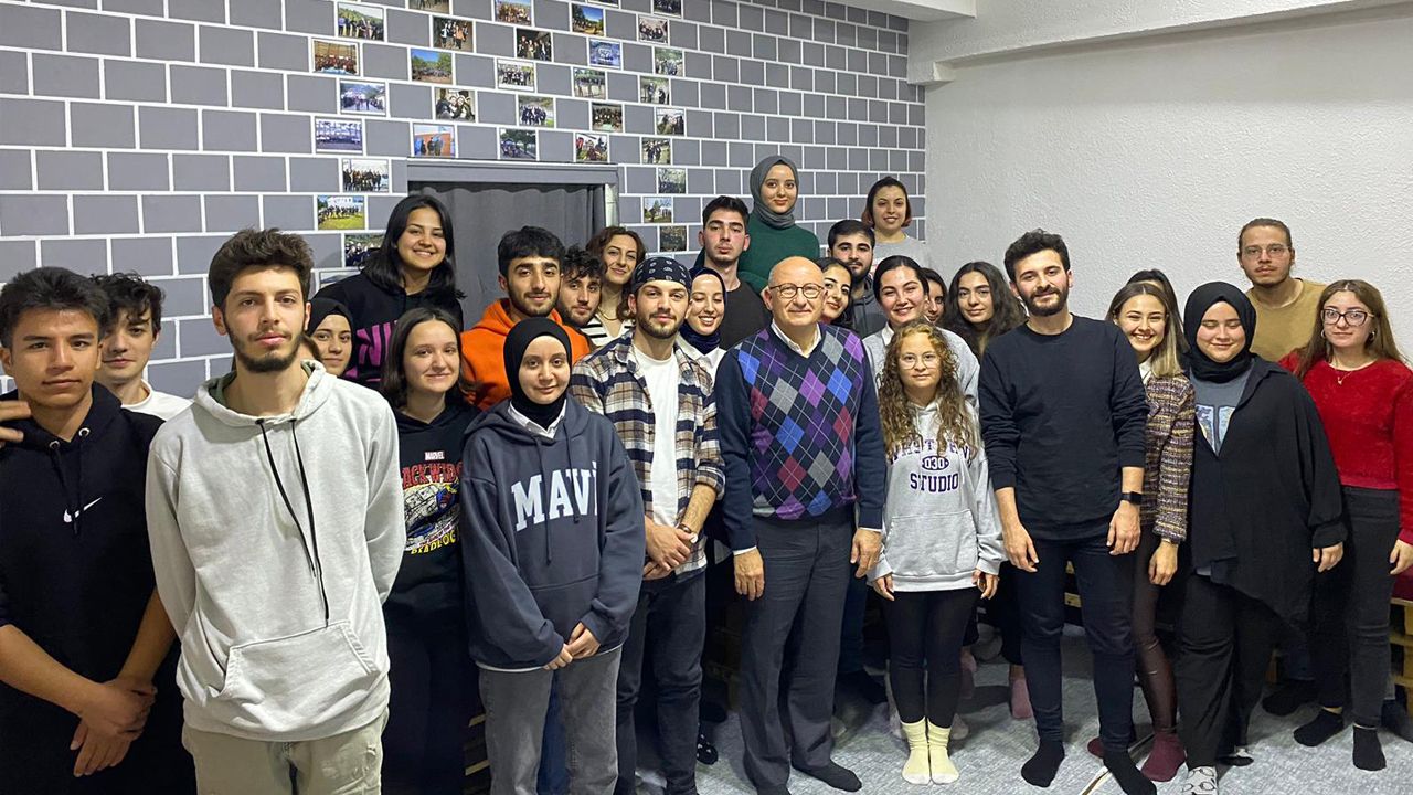 Çakırözer, Eskişehir’de üniversite öğrencileriyle buluştu