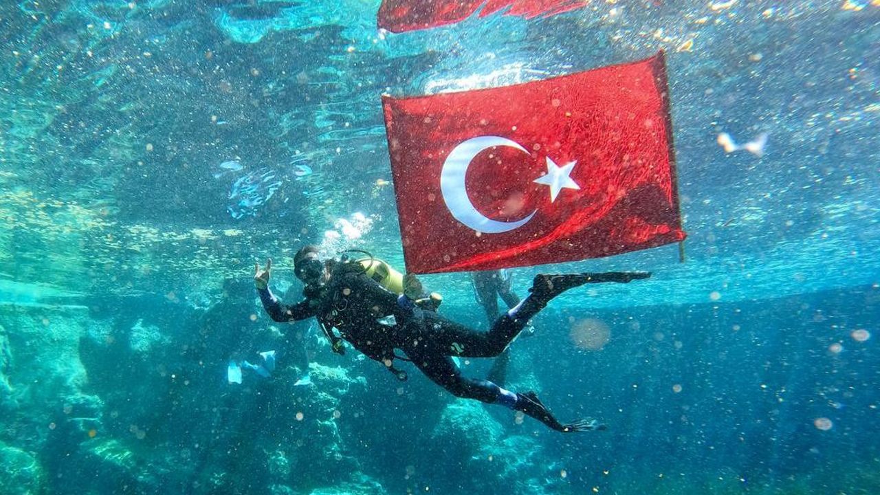 Çifteler'de suyun altında açılan Türk Bayrağı hayran bıraktı