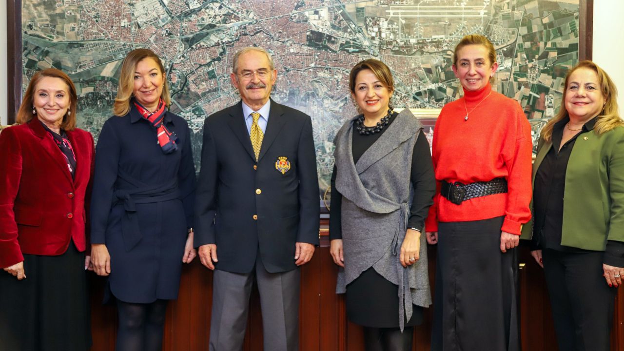 CHP’li kadın meclis üyelerinden Büyükerşen’e ziyaret