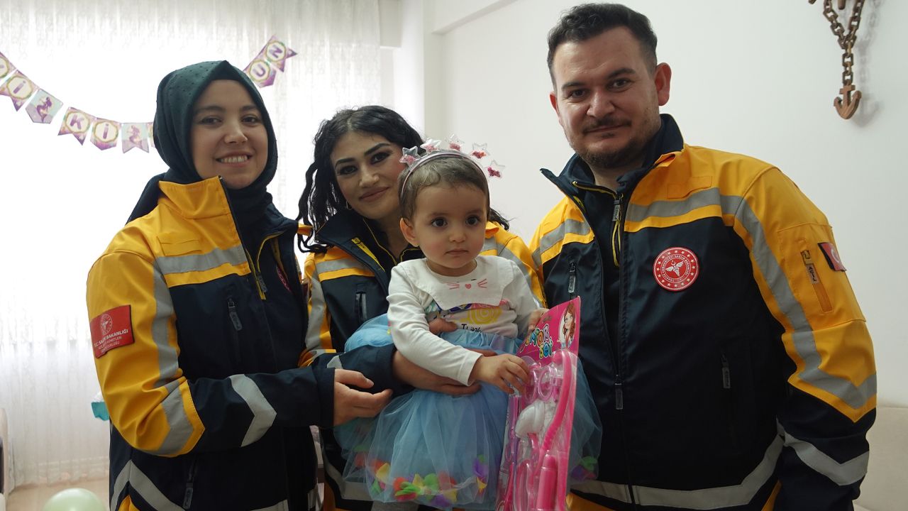 Ambulansta doğan Almira, 2’nci yaşını doğumu yaptıran sağlık ekibiyle kutladı