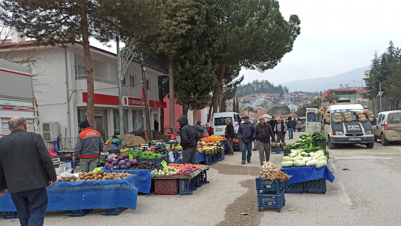 Sarıcakaya pazarında organik ürünler halkın beğenisine sunuluyor