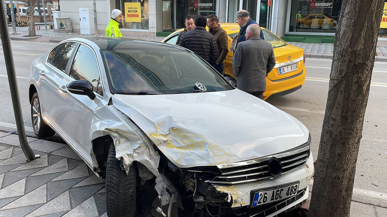 Otomobille ticari taksi çarpıştı: 1’i ağır 2 yaralı