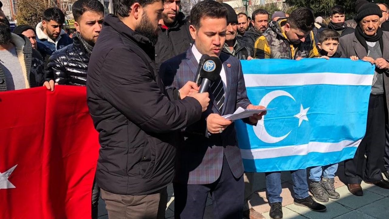 Türkmenler, depremde hayatını kaybedenler için gıyabi cenaze namazı kıldı