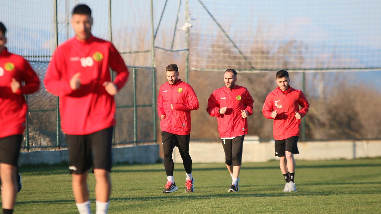 Kırmızı şimşekler Antalya kampında 3 maç oynayacak