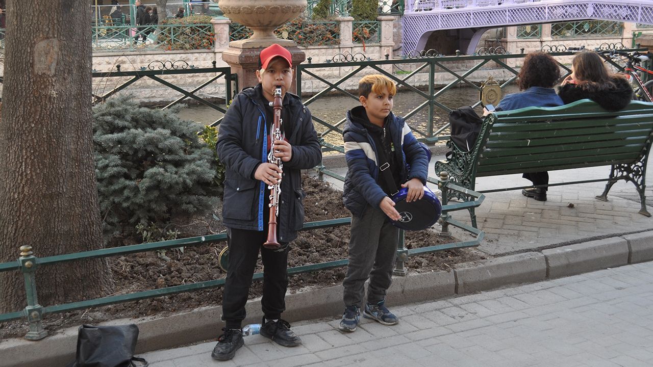 Minik müzisyenler sokakta enstrüman çalıyor