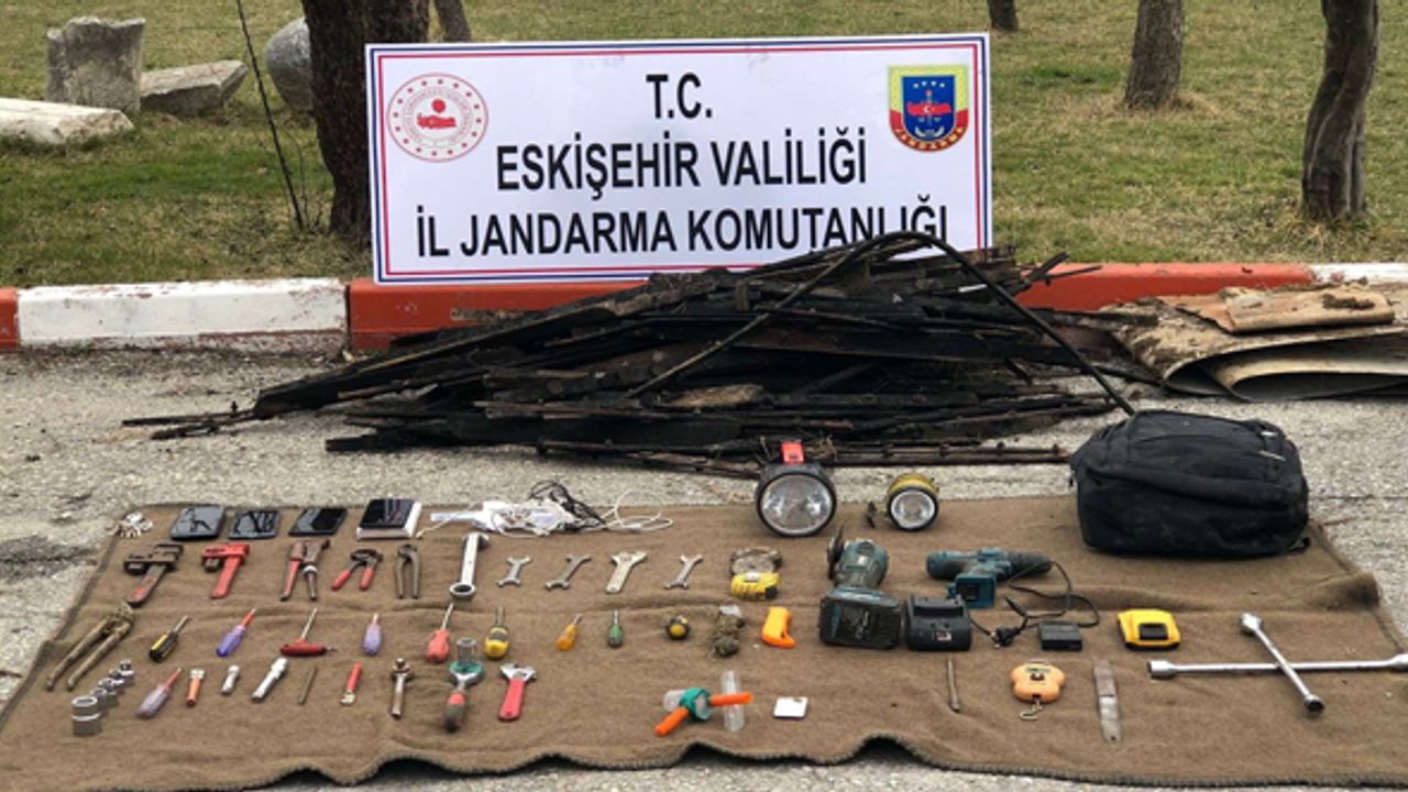 Eskişehir'de hırsızlar çalıntı malzemelerle yakalandı