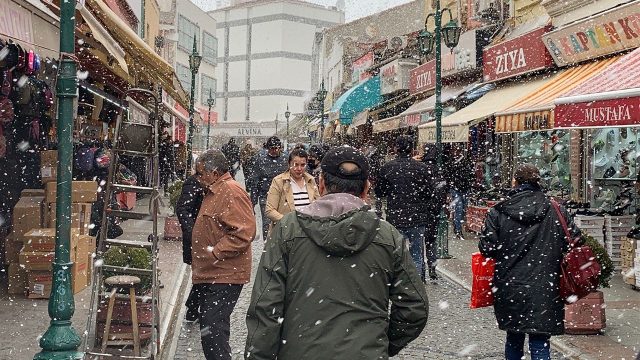 Karlı havaya rağmen alışveriş kalabalığı dikkat çekti