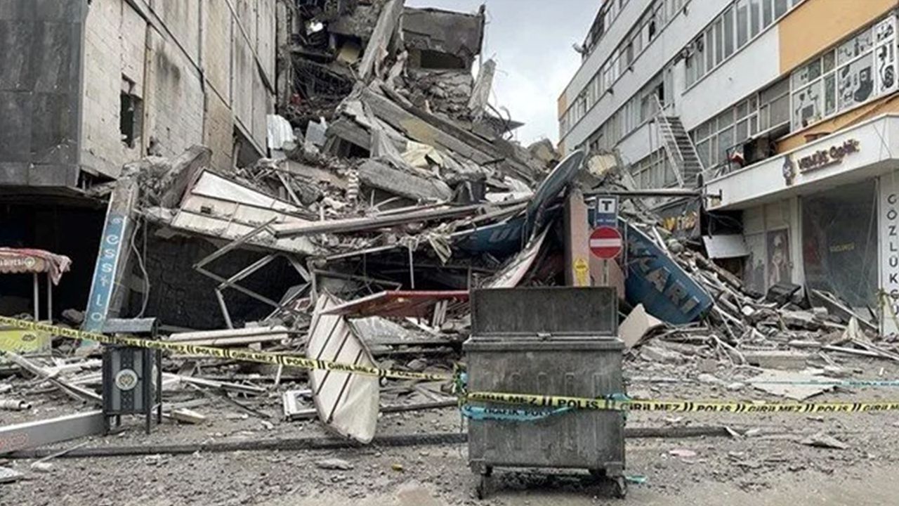 Ağır hasarlı MHP İl Başkanlığı'nın bulunduğu bina çöktü