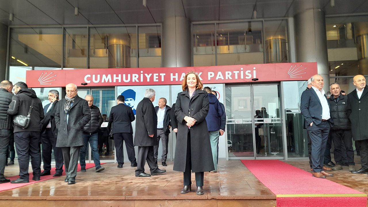 Nuray Akçasoy CHP Genel Merkezi'nde başvurusunu yaptı