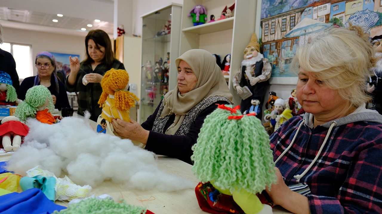 Sivrihisarlı kadınlardan depremzede çocuklar için oyuncak