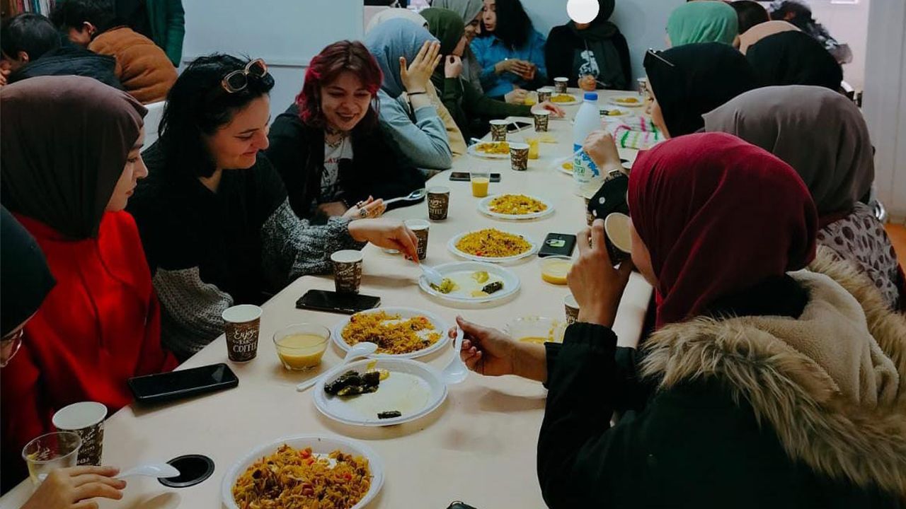 Türk Dünyası öğrencileri, yöresel lezzetlerin tadına baktı