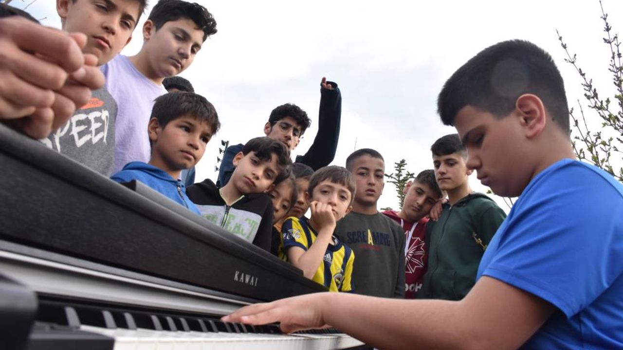 'Kusursuz kulak' Bager depremzede çocuklar için piyano çaldı