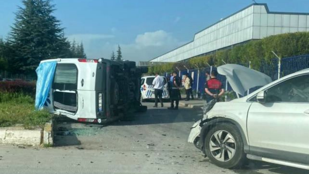 Eskişehir'de kaza işçileri taşıyan minibüs devrildi