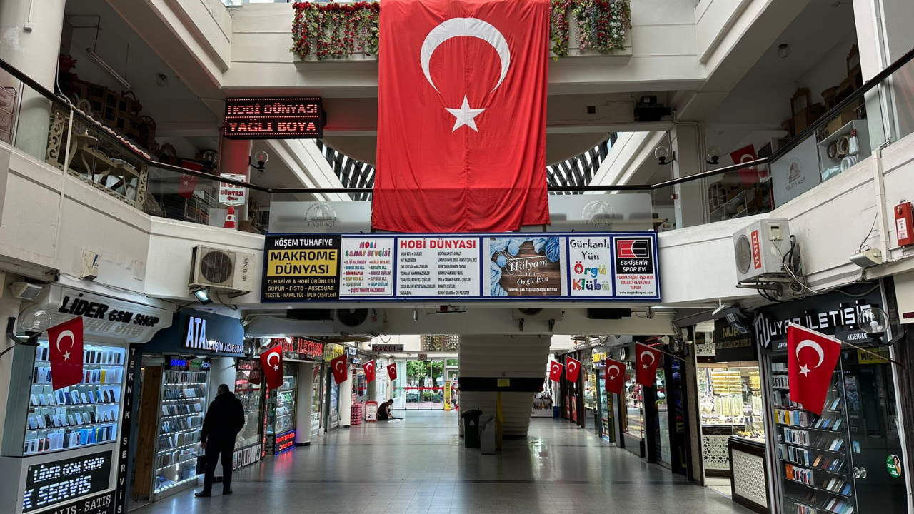 19 Mayıs’ta dükkânlar Türk bayraklarıyla donatıldı