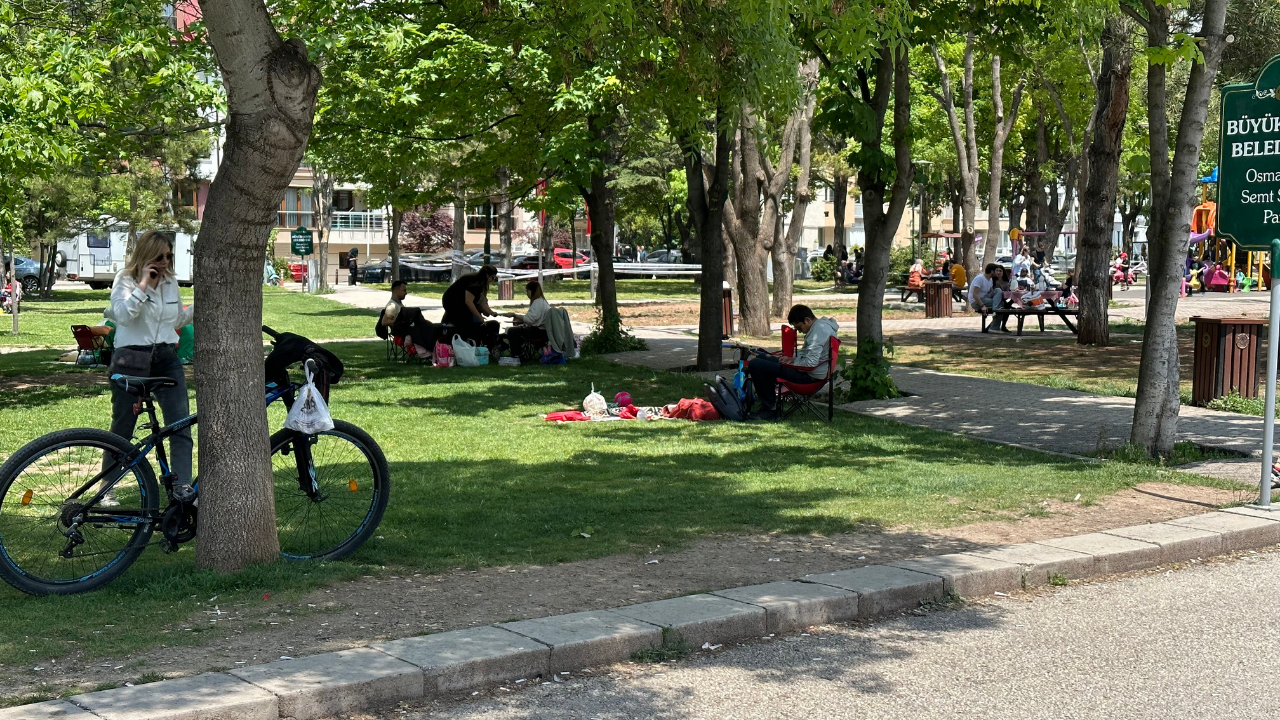 Güneşli havayı fırsat bilenler soluğu parklarda aldı