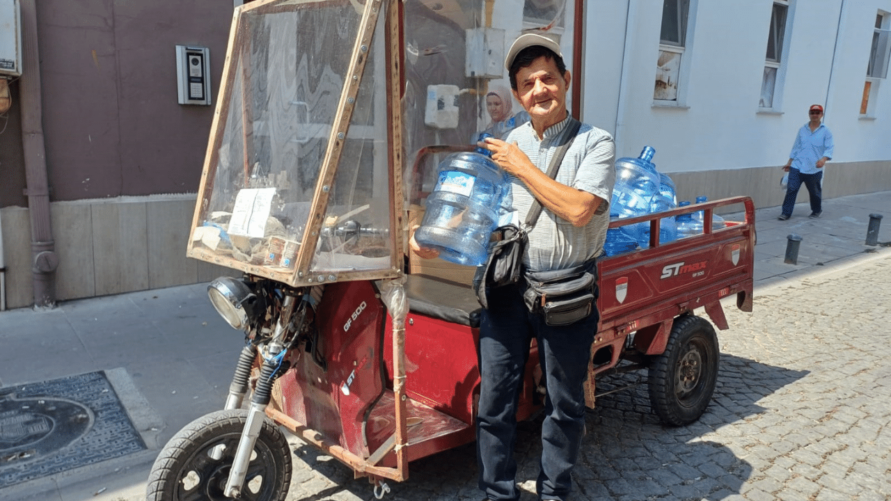 65 yaşındaki Sönmez damacana su dağıtıyor