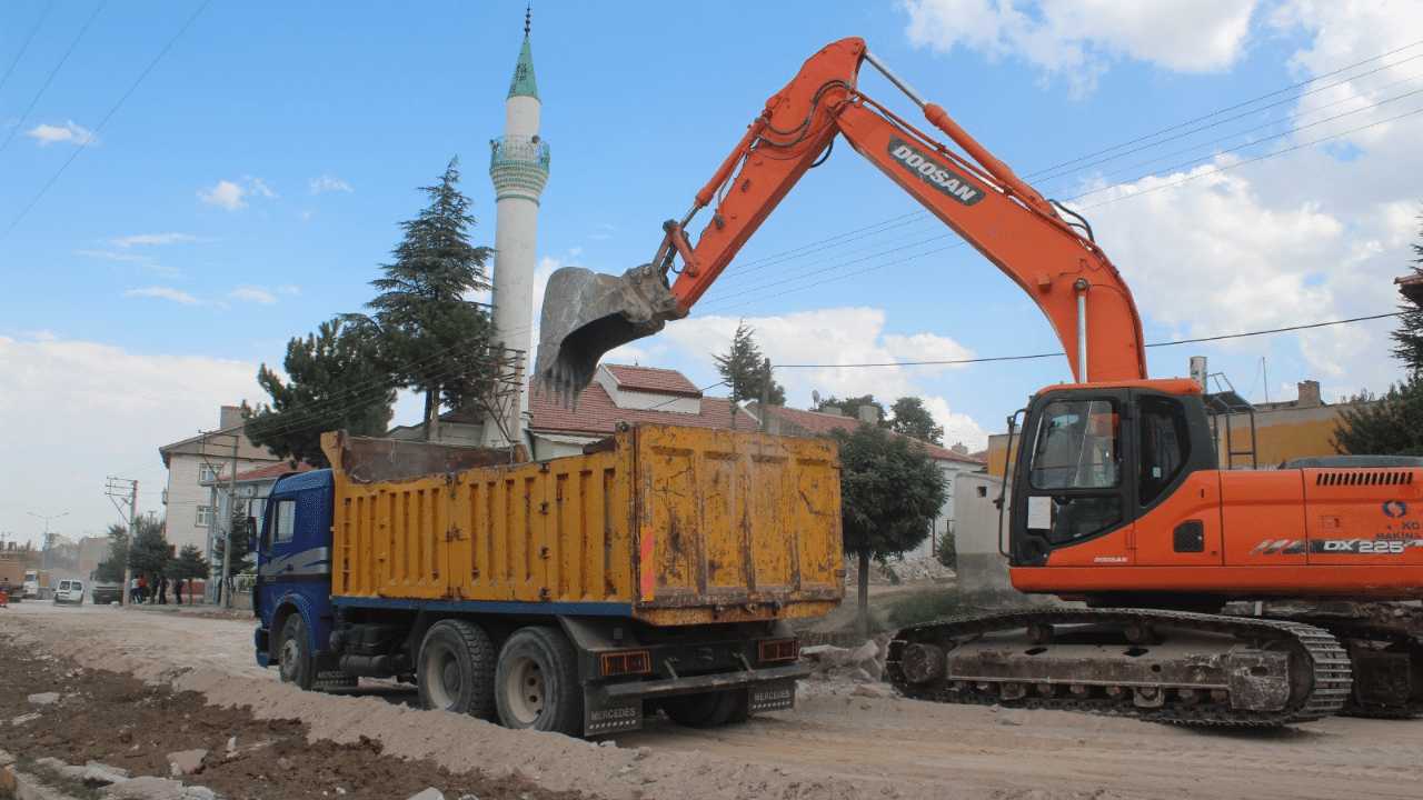 Emirdağ Belediyesi Afyon Yolu'nda çalışmalar devam ediyor