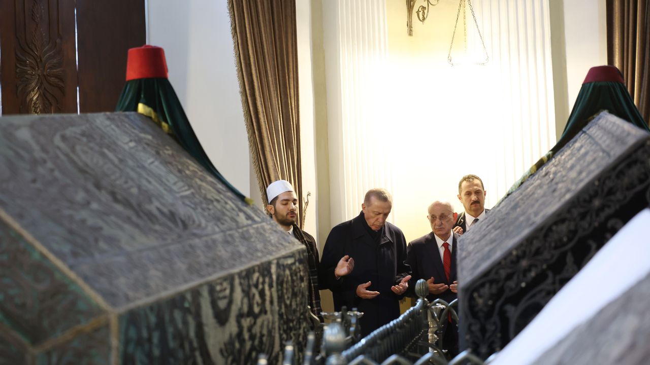 Cumhurbaşkanı Erdoğan'dan Sultan 2. Abdülhamid Han türbesi ziyareti