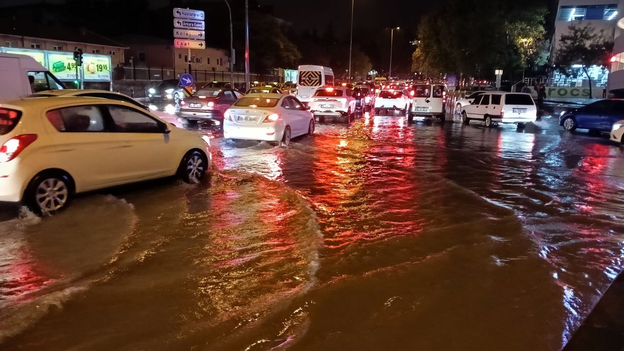 Ankara’da yoğun sağanak etkili oldu, yolları su bastı