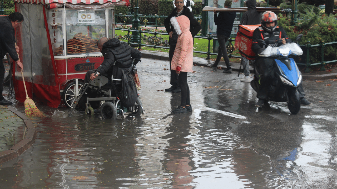Eskişehir'de engelli simitçi yağmurda mahsur kaldı