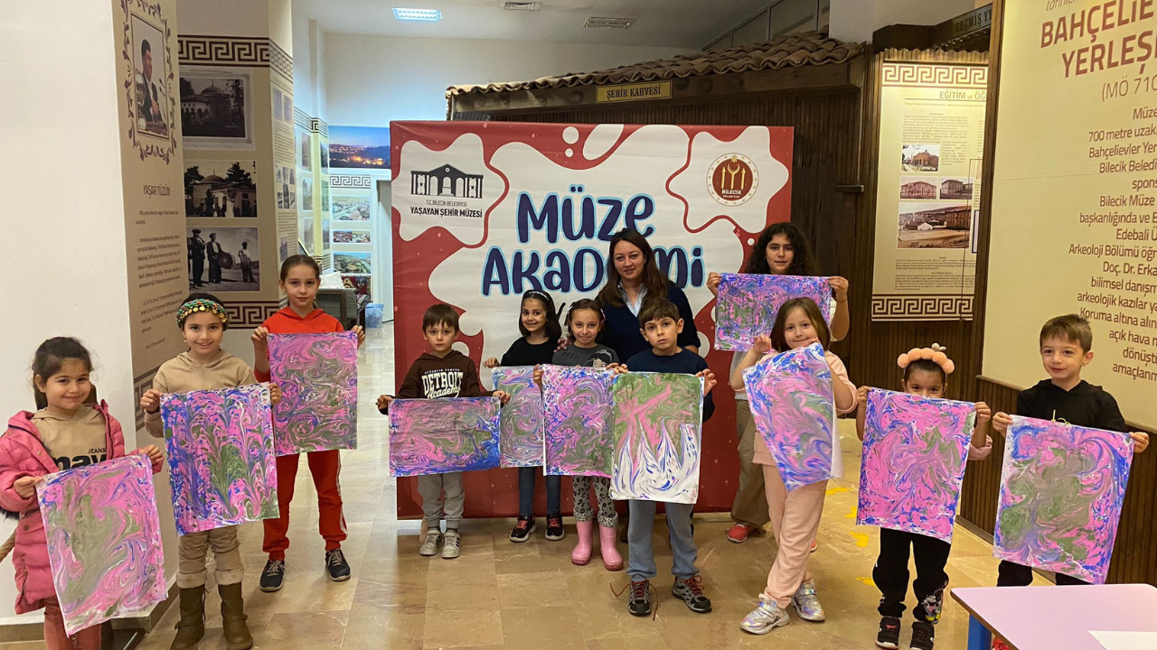 Çocuklar Müze Akademi'de Kukla ve Ebru Sanatı yaptı