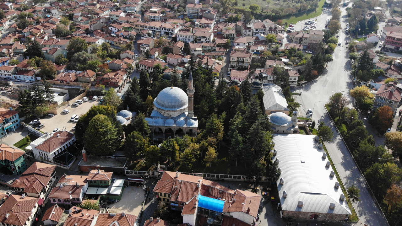 Eskişehir’in Tarihi Kurşunlu Camisi turistlerden yoğun ilgi görüyor