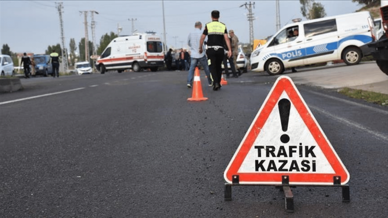 Eskişehir'de alkollü sürücü polisin arabasına çarptı ehliyeti daimi iptal edildi
