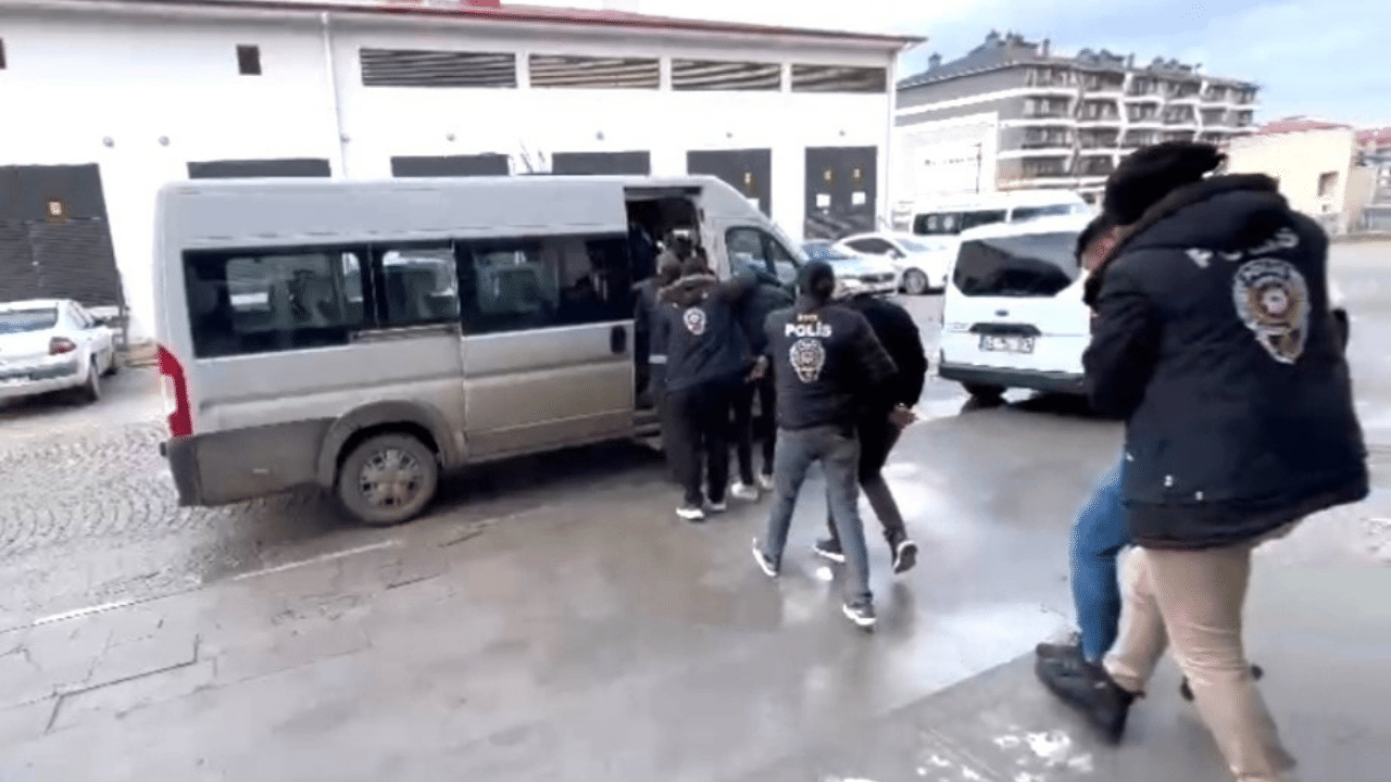 ‘Sibergöz-20’ dolandırıcılık operasyonunda Eskişehir'de yakalanan şüpheli adliyeye sevk edildi