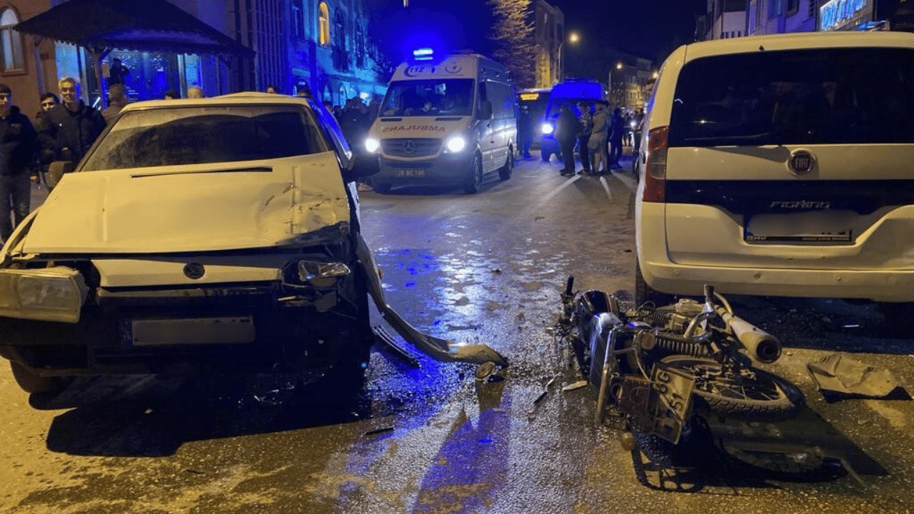 Eskişehir'de feci kaza motosiklet bir araca çarptı: 2 yaralı