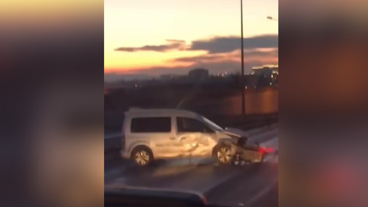 Eskişehir Çevre Yolunda trafik kazası: Bir araç hurda haline geldi