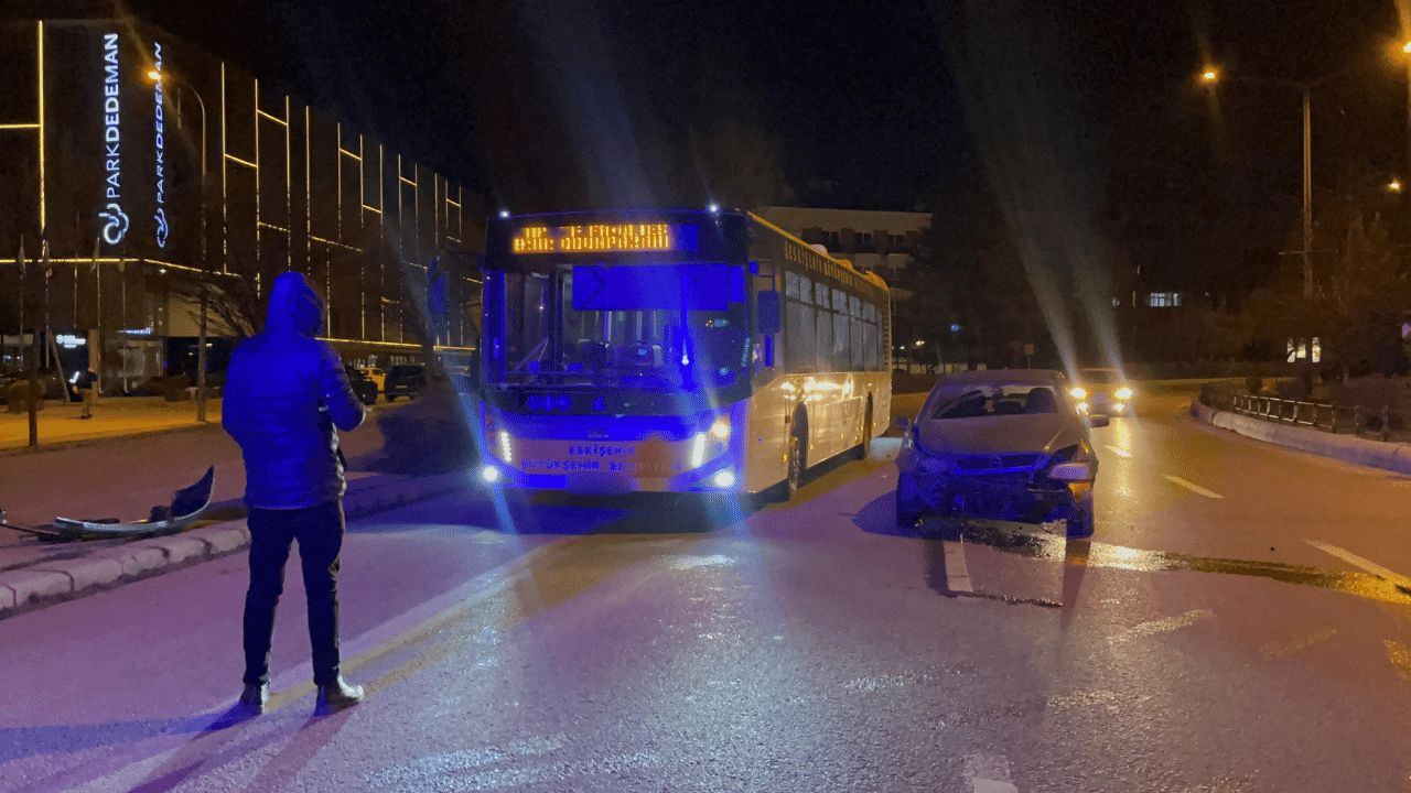 Eskişehir’de belediye otobüsü ile otomobil çarpıştı: 1 yaralı