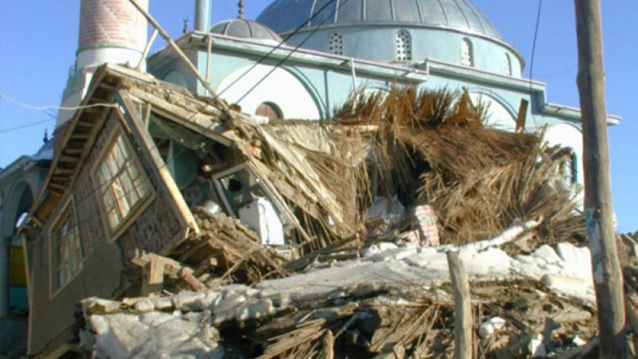 Eskişehir'in de hissettiği Bolvadin depreminin üzerinden 22 yıl geçti