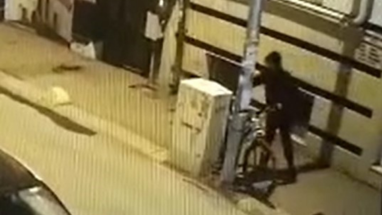 Eskişehir'de bisiklet hırsızları apartmanın güvenlik kamerasına böyle yakalandı