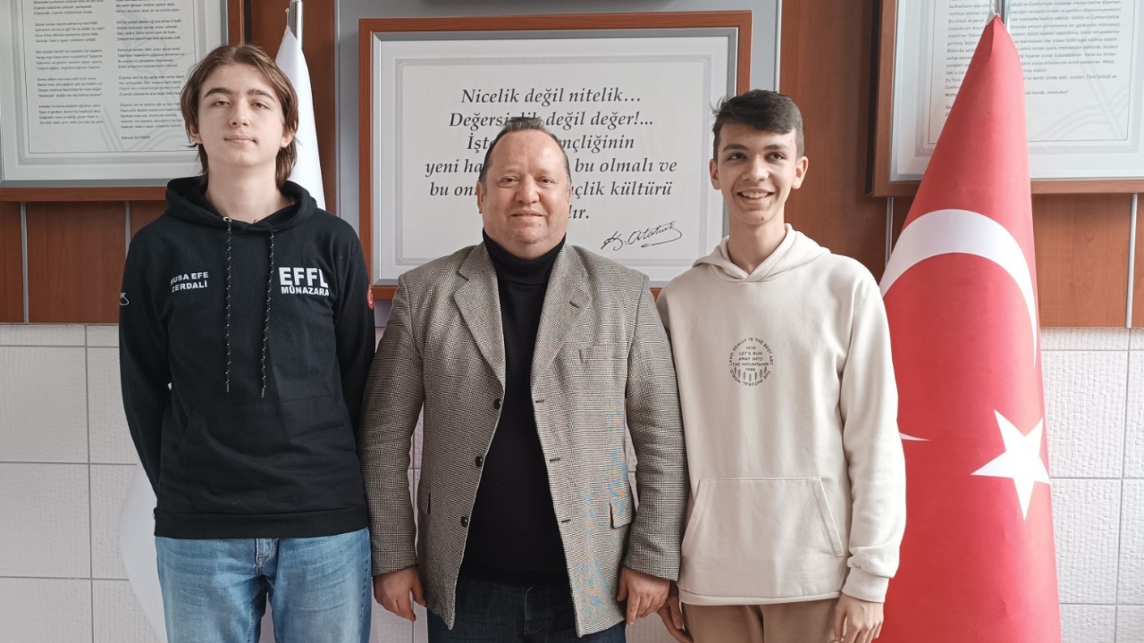 Eskişehir Fatih Fen Lisesi ekibi ‘Münazara Turnuvası’nda üçüncü oldu