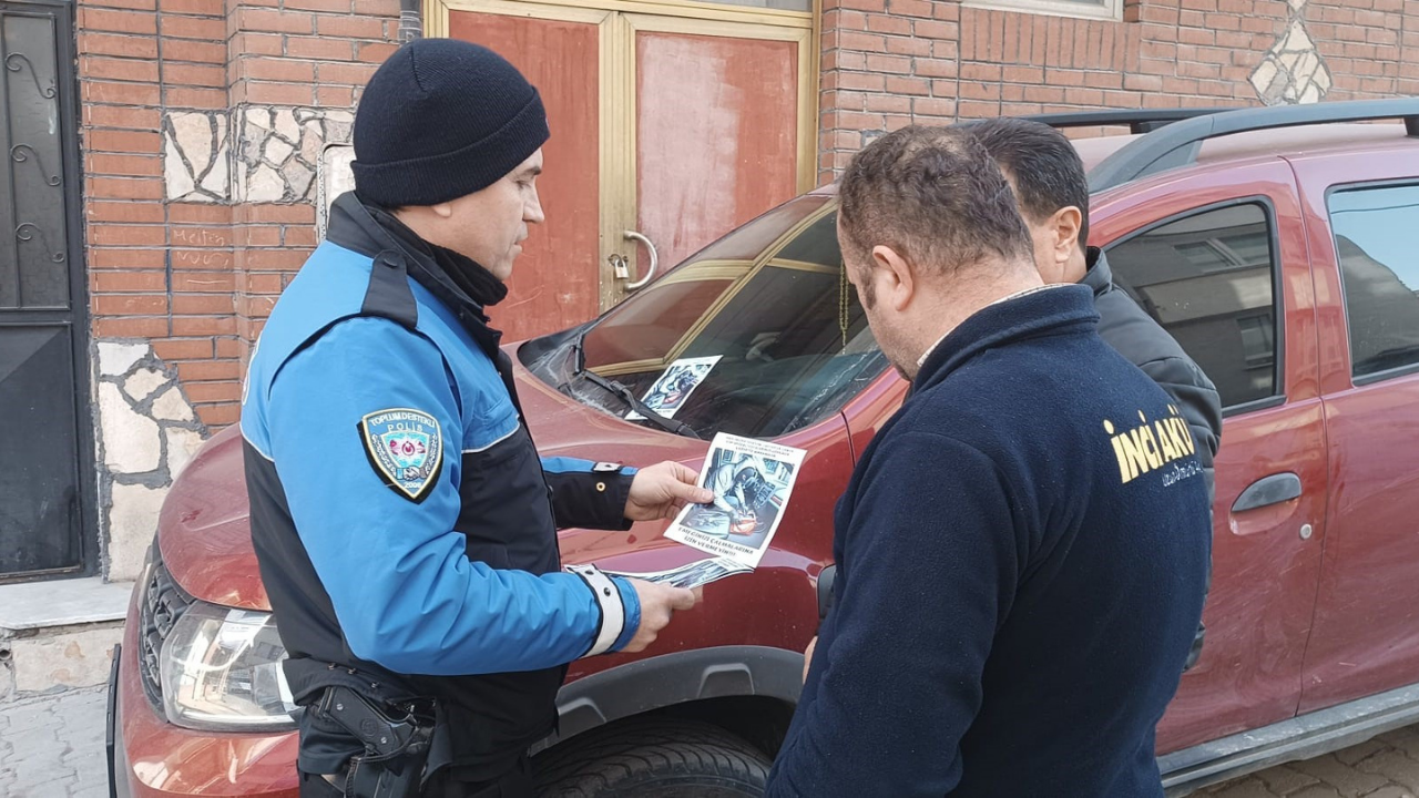 Eskişehir'de polis ekipleri vatandaşlara bilgilendirme broşürü dağıttı