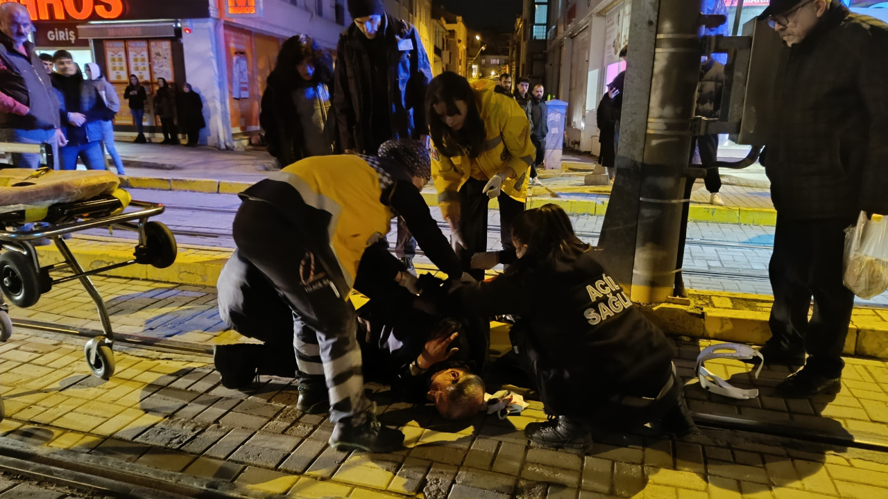 Eskişehir’de yürekler ağza geldi: Tramvay yolunda düşen yaşlı adam yaralandı