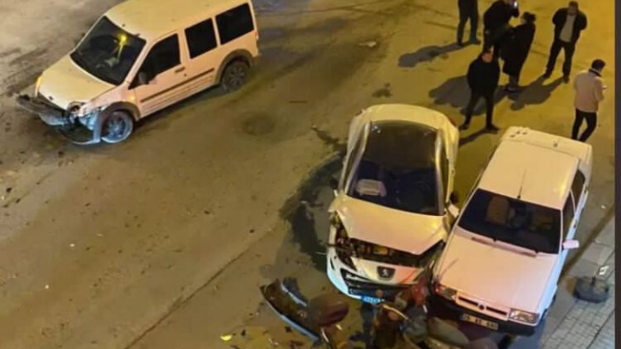 Eskişehir'de iki otomobil kafa kafaya çarpıştı