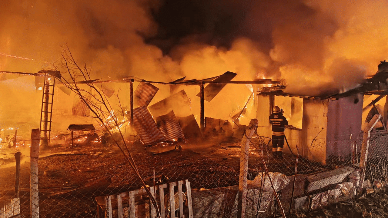 Eskişehir'de korkutan yangın: Ahır alev alev yandı!