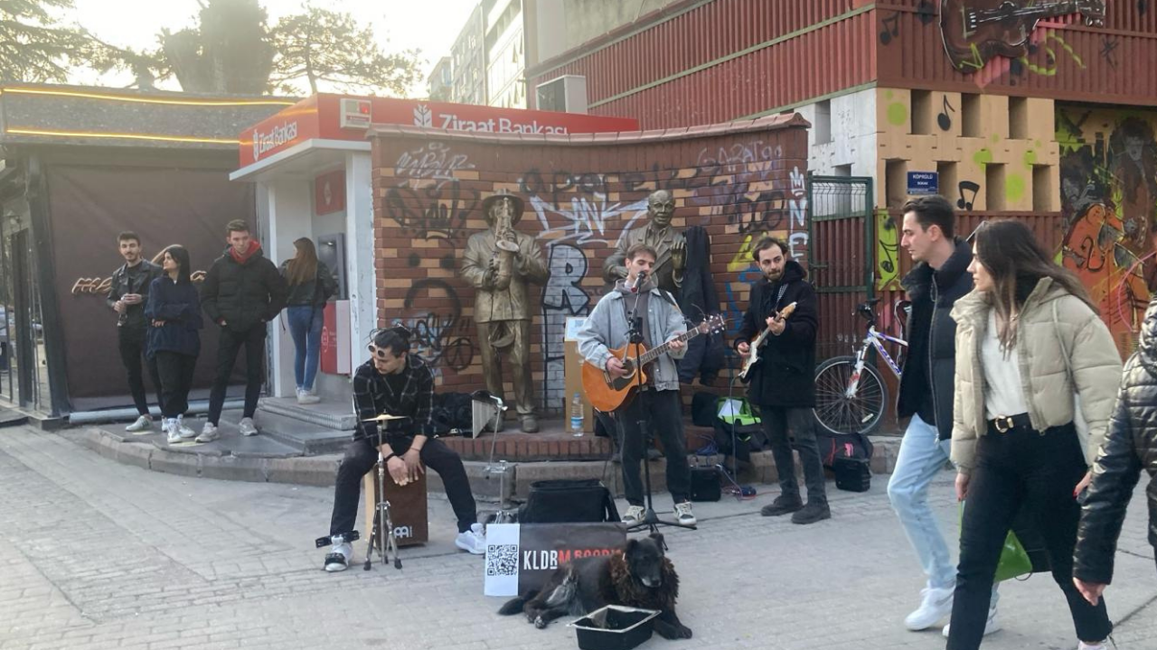 Eskişehir'de sokak müzisyenleri hafta sonuna renk kattı