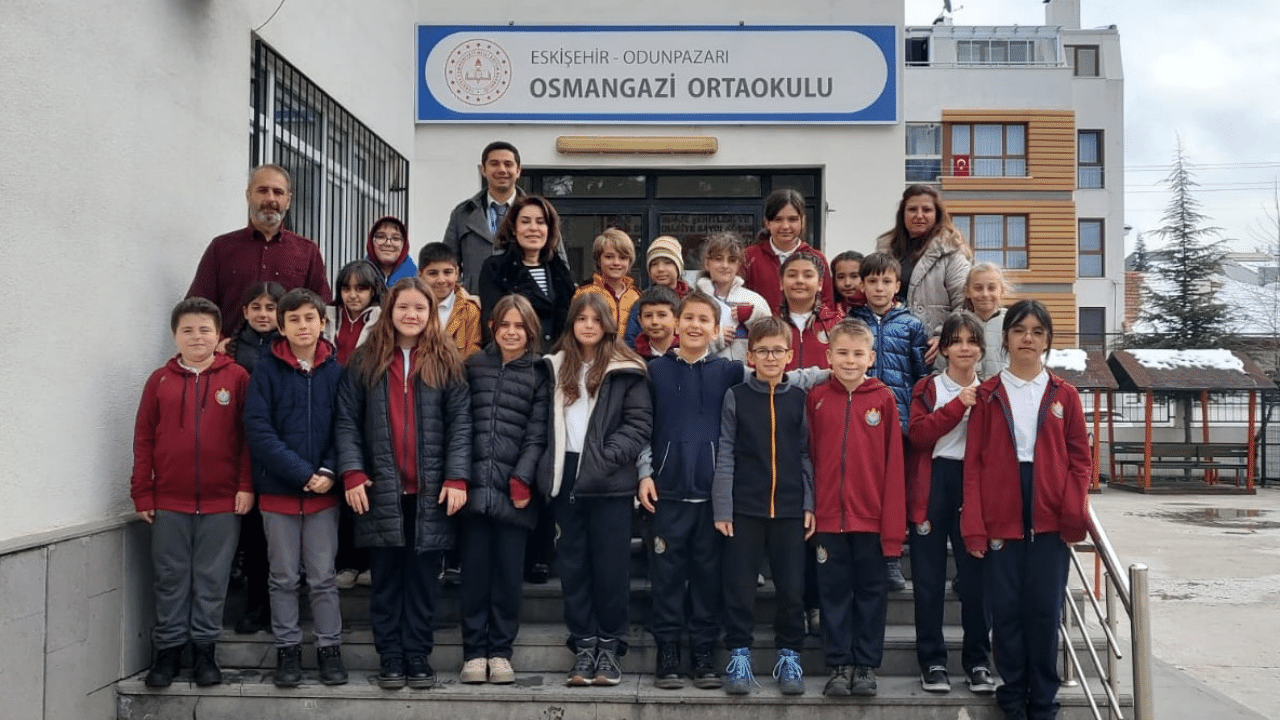 "Gülümseyen Kitap" Projesi, Eskişehir'deki okulların kütüphanesini güçlendiriyor