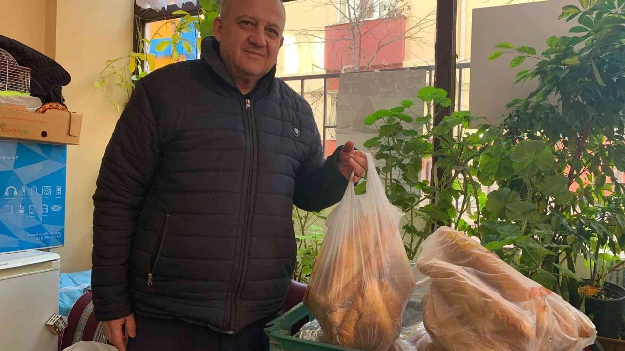 İstiklal Mahalle muhtarı ekmek yardımına devam ediyor