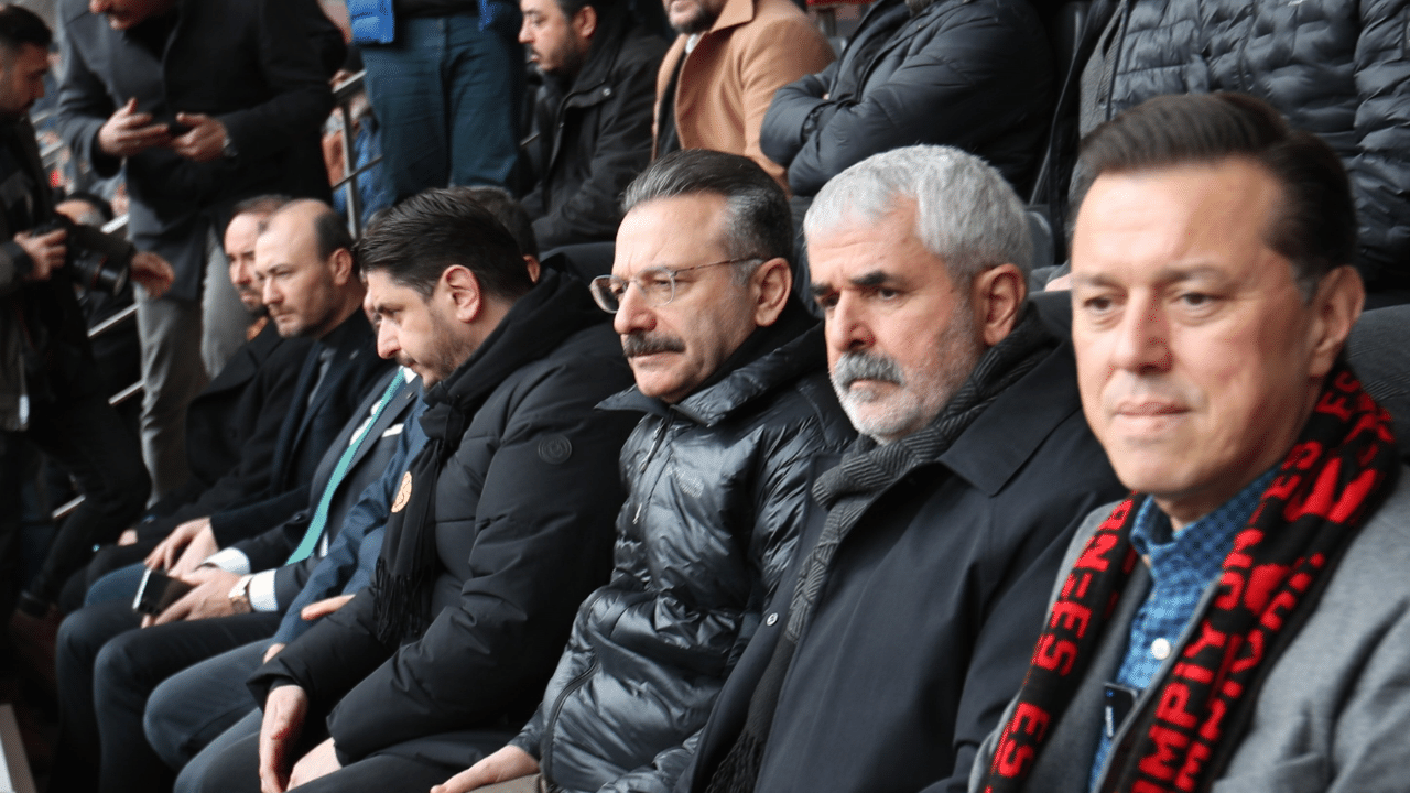 Vali Aksoy Eskişehir derbisini tribünden izliyor