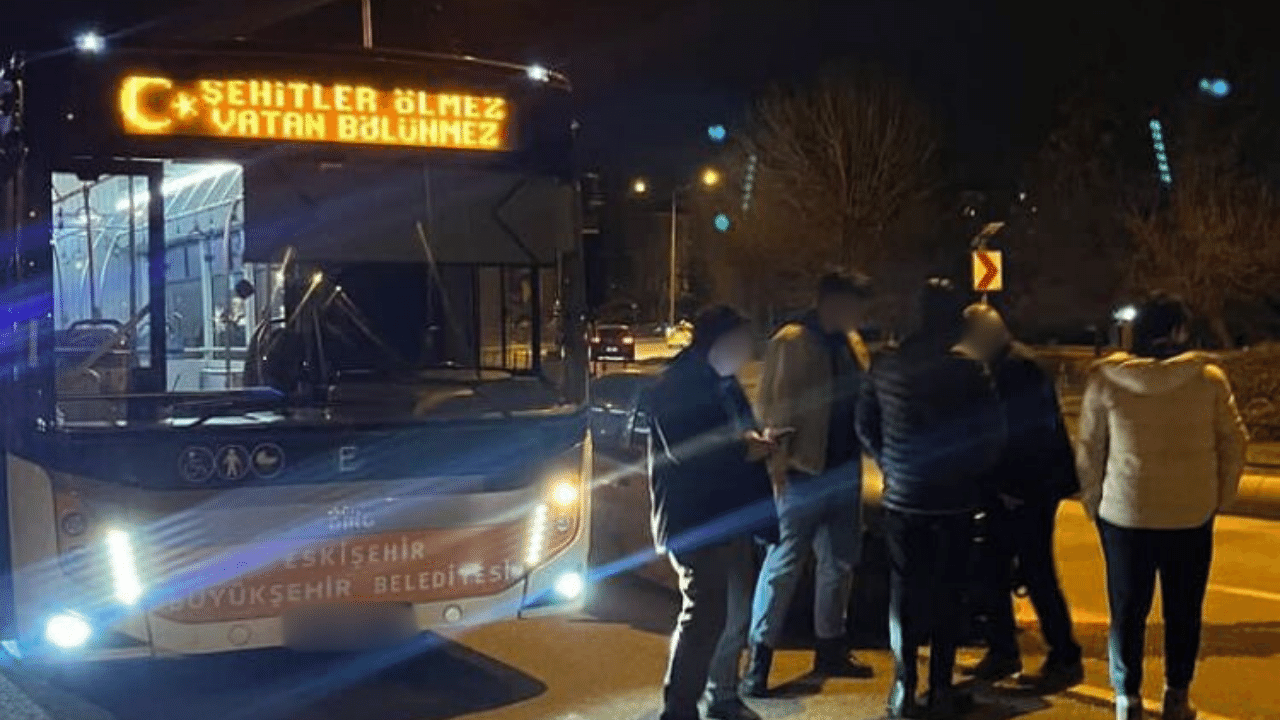 Eskişehir’de virajı alamayan otomobil halk otobüsüne çarptı