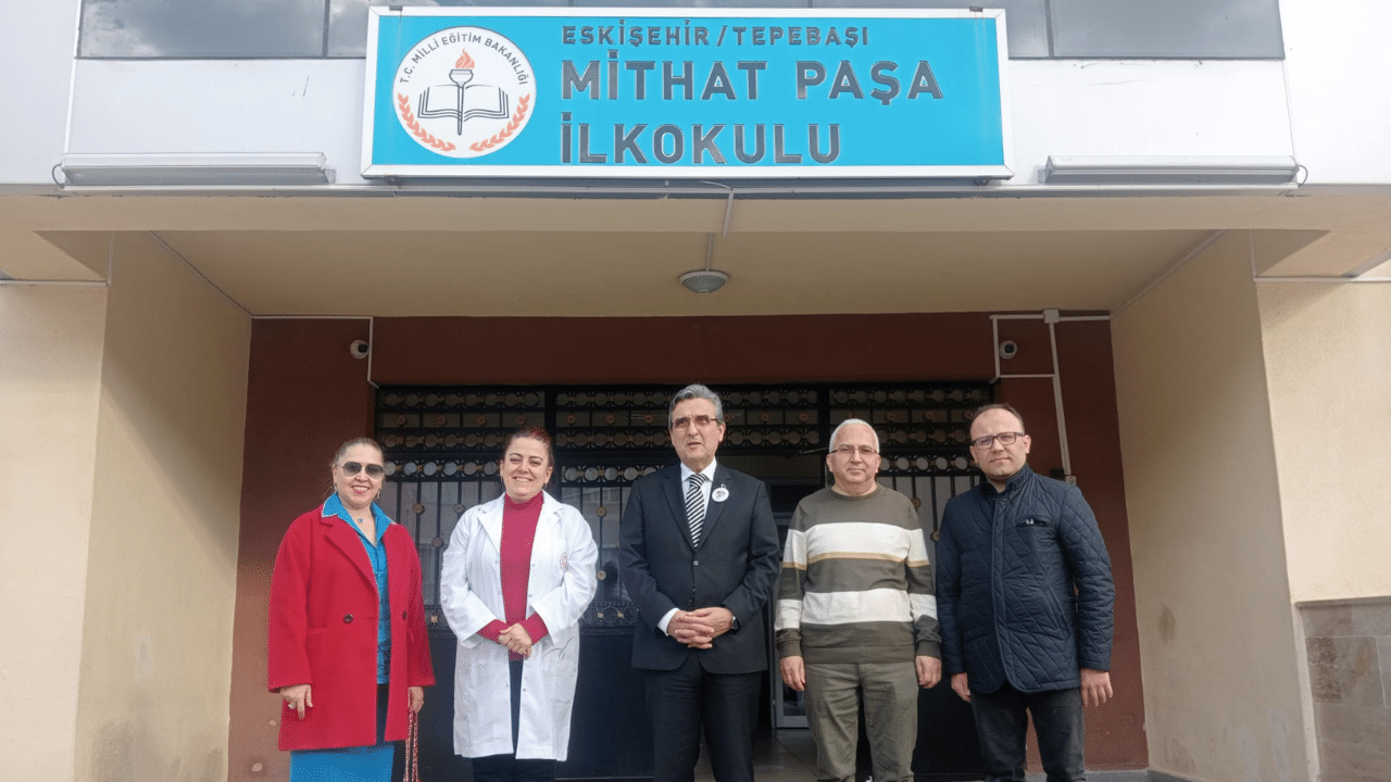 Yücel'den Mithat Paşa İlkokulu'na ziyaret