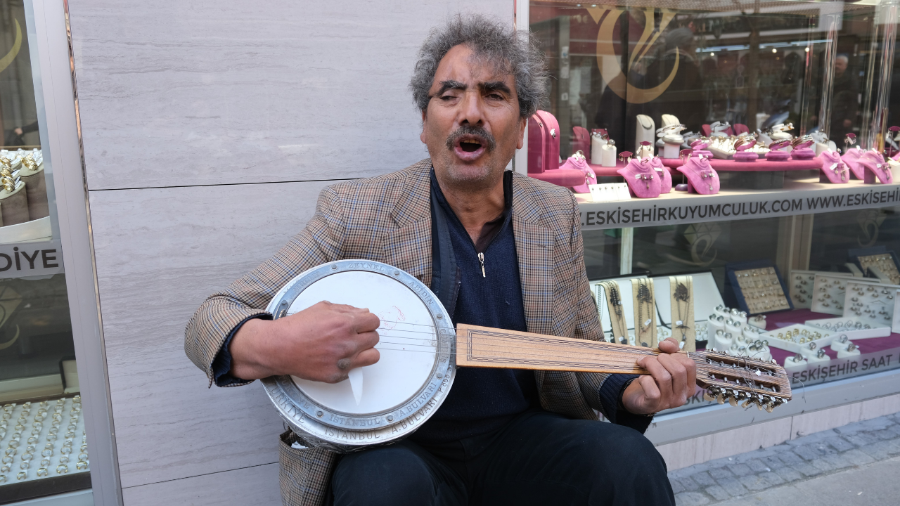 Eskişehir’de sokak müzisyenliği yapan gazi ekmek parasını bu şekilde kazanıyor